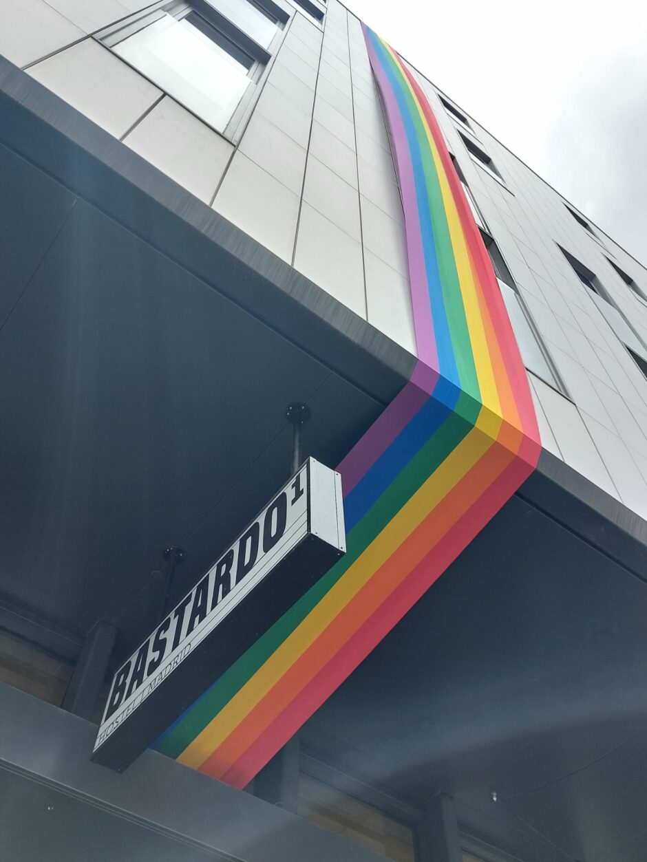 bandera orgullo bastardo hostel madrid