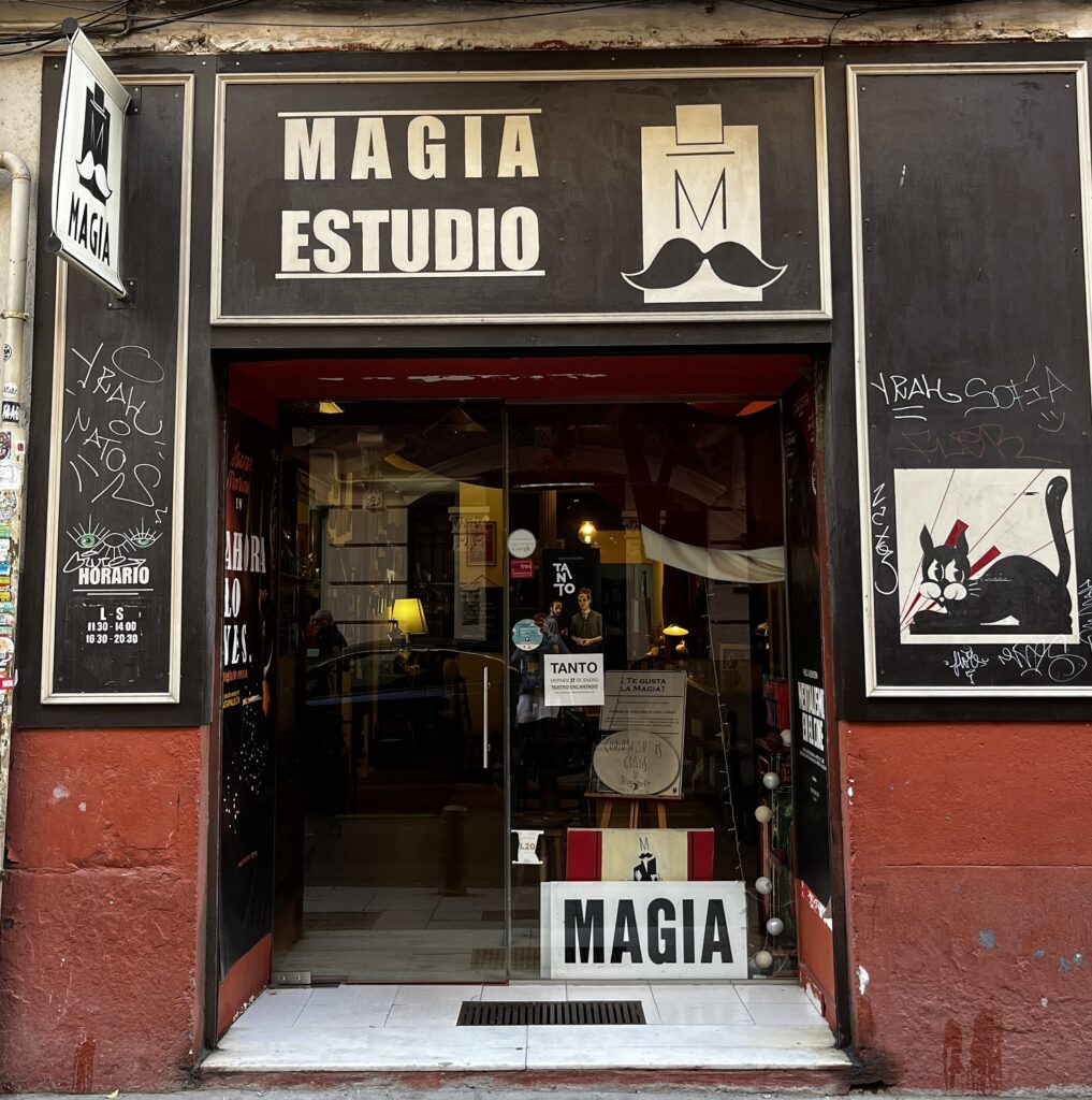 Bastardo Hostel Madrid Magia Estudio