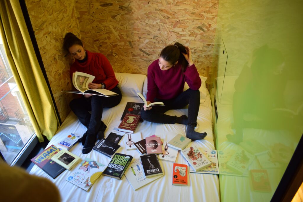 Bastardo Hostel Rincón de lectura